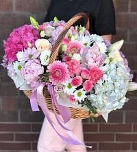 Композиция солнечный день в Палласовке Цветочная композиция из Розы, Хризантемы, Пионы и Лизиантусы в корзине в Палласовке