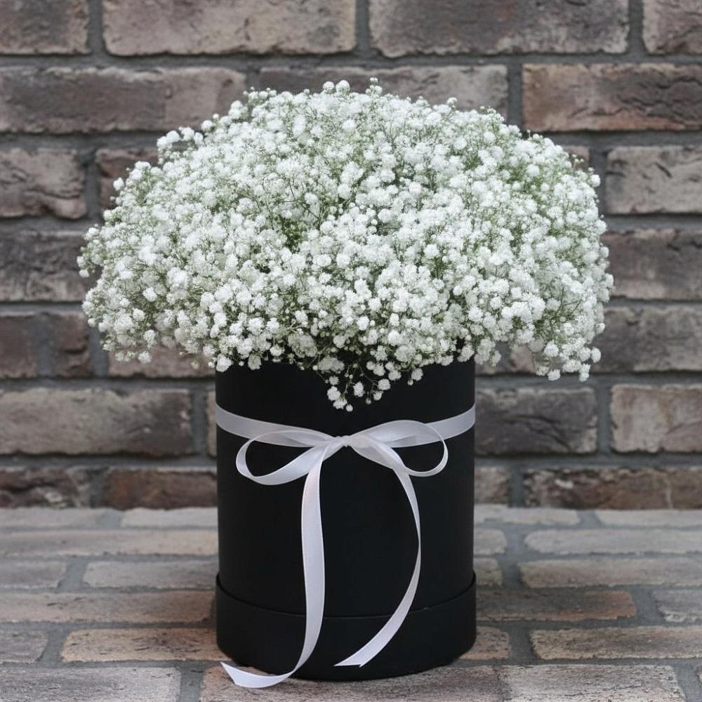 Цветочная композиция из Гипсофила в шляпной коробке в Палласовке