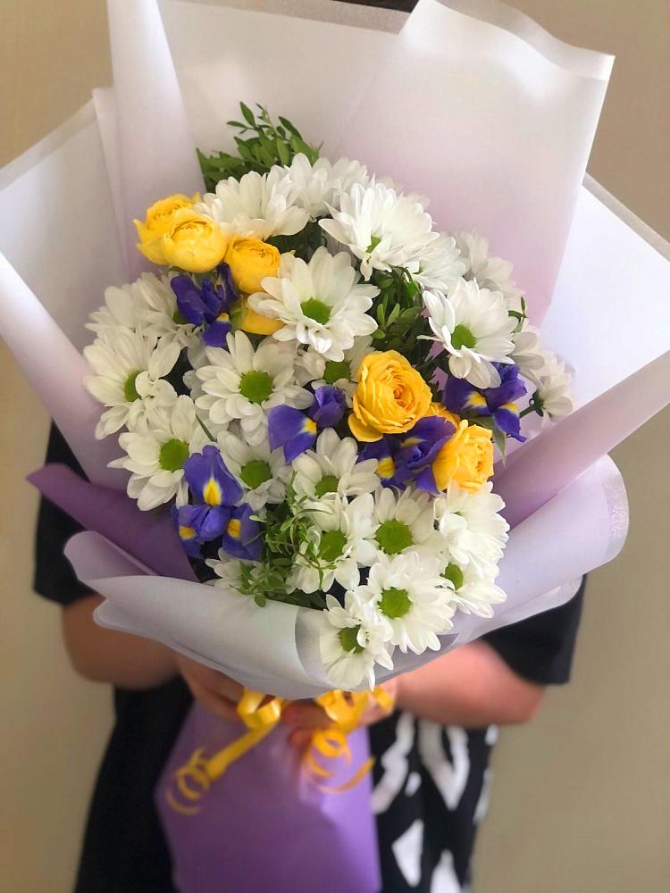 Букет цветов из: Ирисы, Хризантемы и Розы в Палласовке