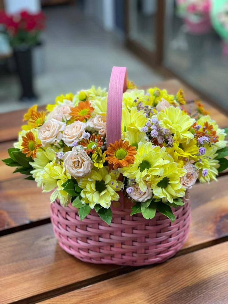 Цветочная композиция из Хризантемы и Розы в корзине в Палласовке