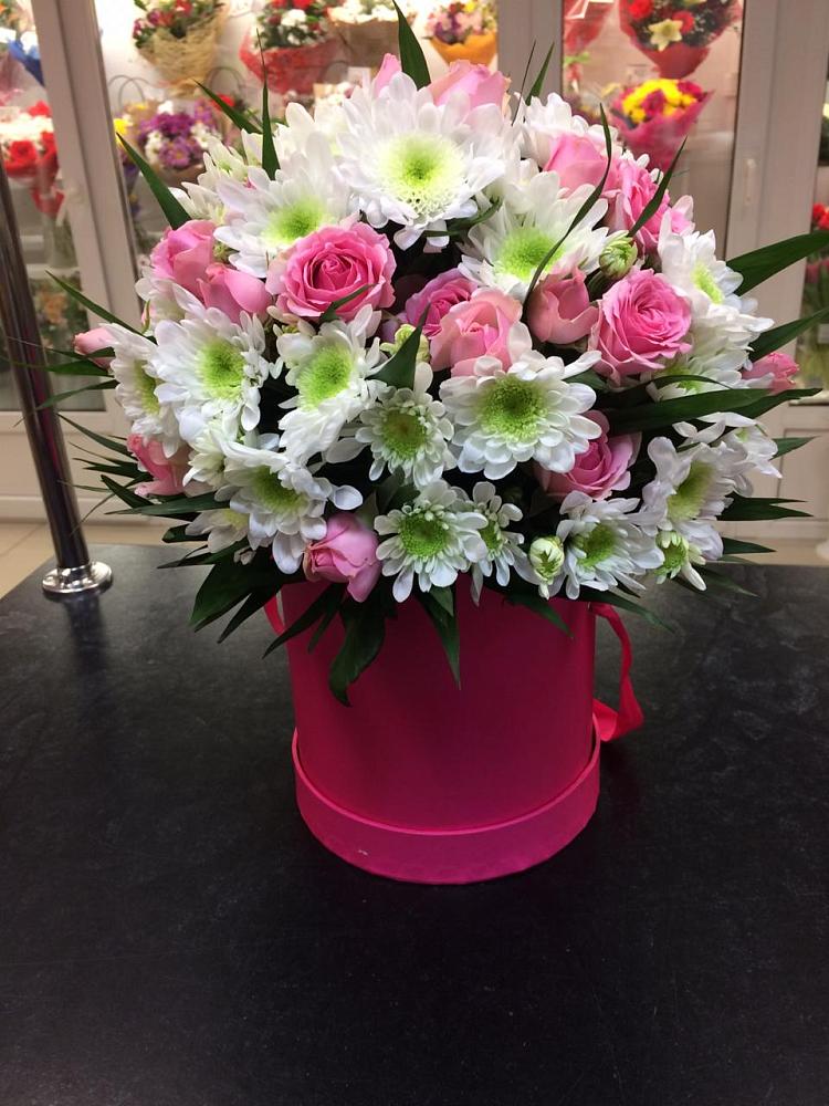 Цветочная композиция из Розы и Хризантемы в шляпной коробке в Палласовке