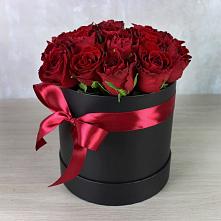 Цветочная композиция из Розы в шляпной коробке в Палласовке