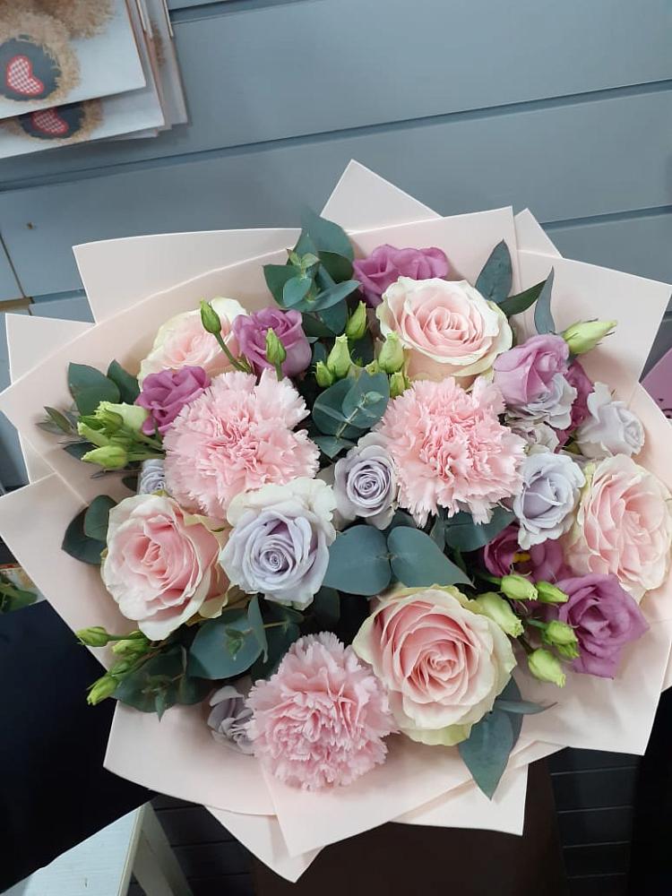 Букет цветов из: Розы, Гвоздики и Лизиантусы в Палласовке