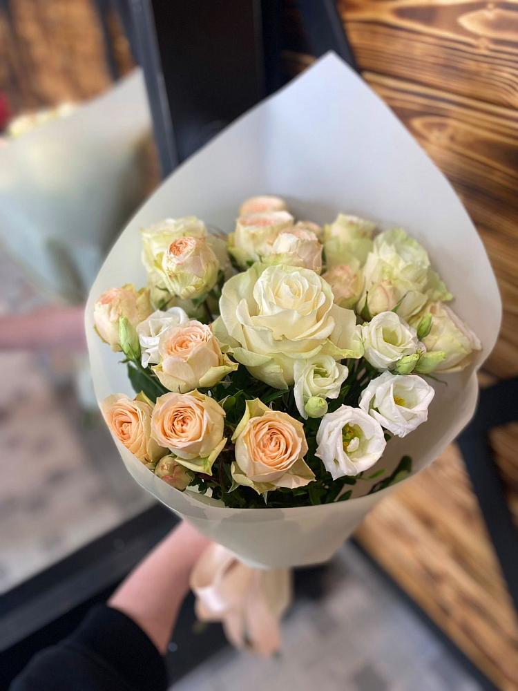 Букет цветов из: Розы и Лизиантусы в Палласовке